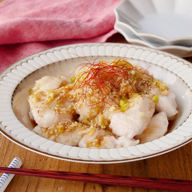 糸唐辛子がのったぷるぷるよだれ水晶鶏