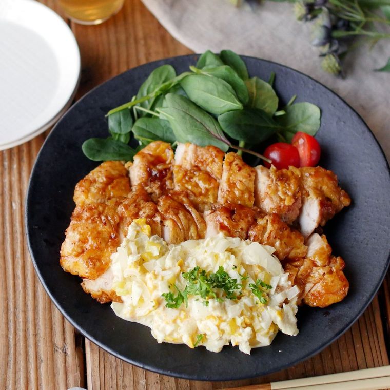 黒の皿に盛られたチキン南蛮