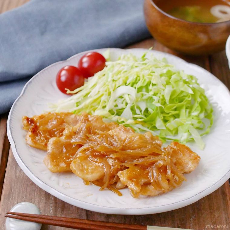 白い皿に盛り付けた鶏むねしょうが焼き
