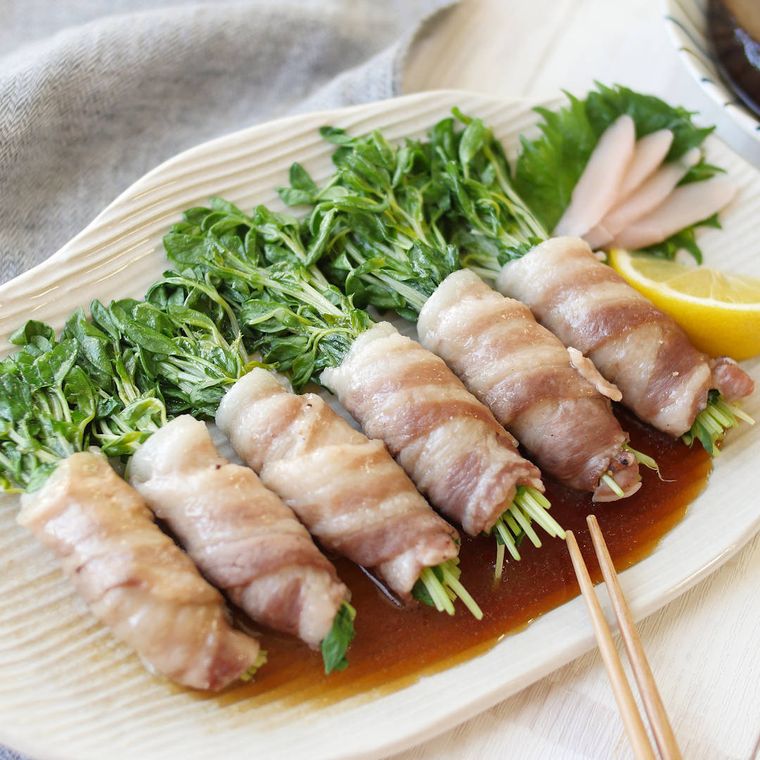 器に盛られた豚肉の豆苗巻き