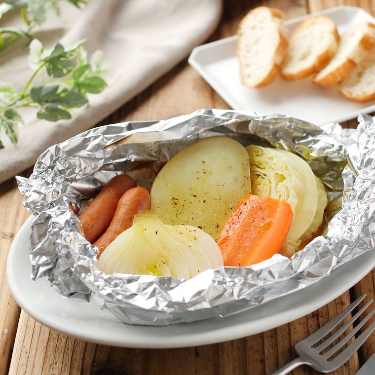 白い皿に入ったキャベツのポトフ風ホイル蒸し