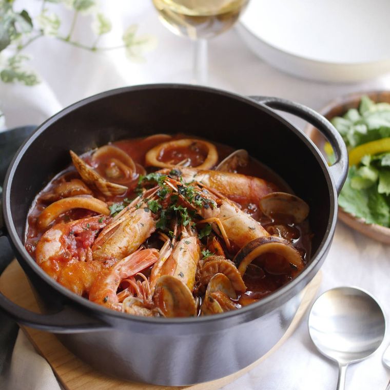 黒い鍋に入った有頭えびやいかのブイヤベース