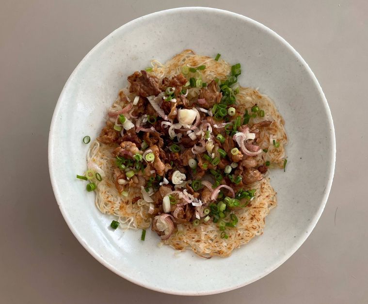 皿に盛り付けたカリカリ豚肉と香味野菜の皿焼きそば風そうめん