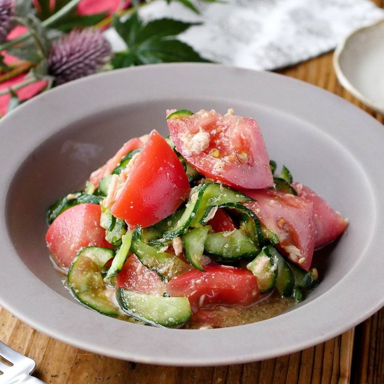 皿に盛られたトマトときゅうりの中華風サラダ