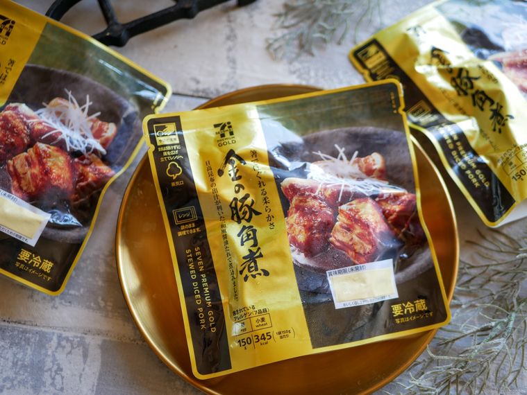 ゴールドプレートにのったセブンプレミアム金の豚角煮のテーブルコーディネート