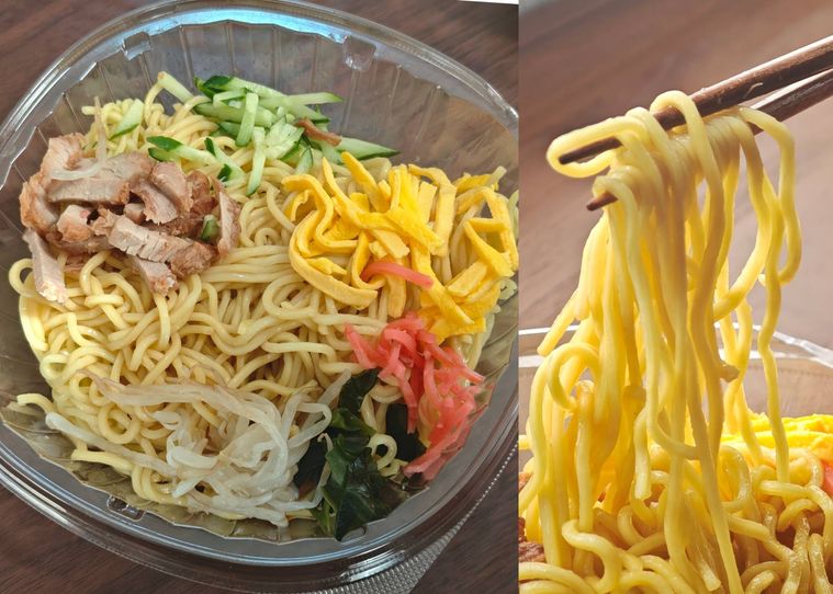 机の上にファミリーマートの定番さわやか醤油スープ 冷し中華が置いてある