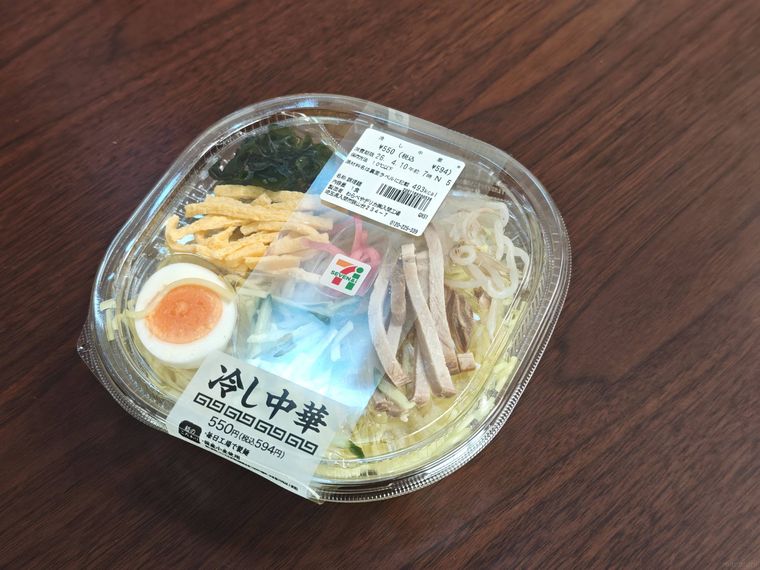 机の上にセブンイレブンの冷し中華が置いてある