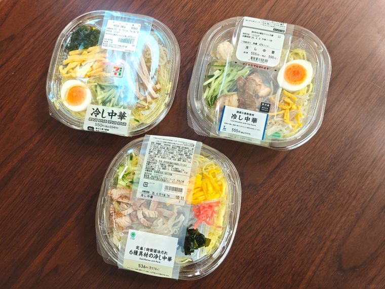 セブンイレブン・ローソン・ファミリーマートの冷やし中華が並んでいる