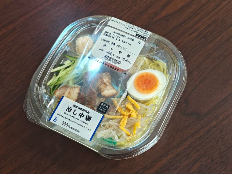 机の上にローソンの冷し中華が置いてある