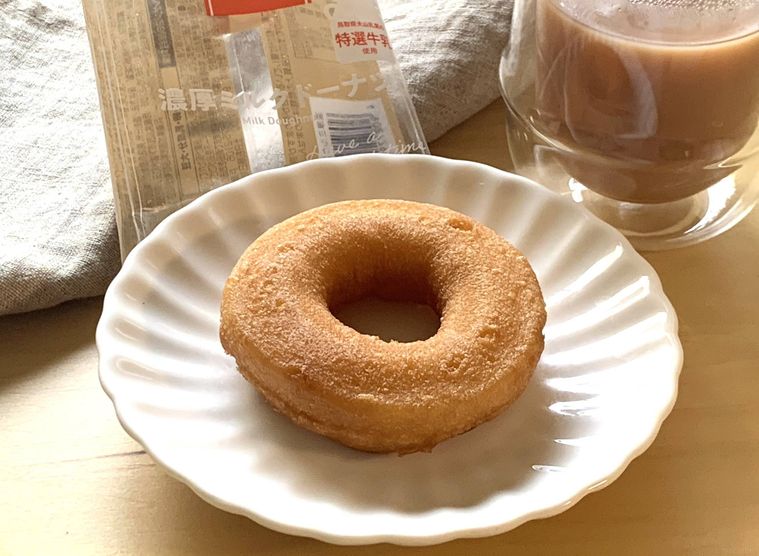 お皿にのせたファミリーマートのドーナツ濃厚ミルクドーナツ