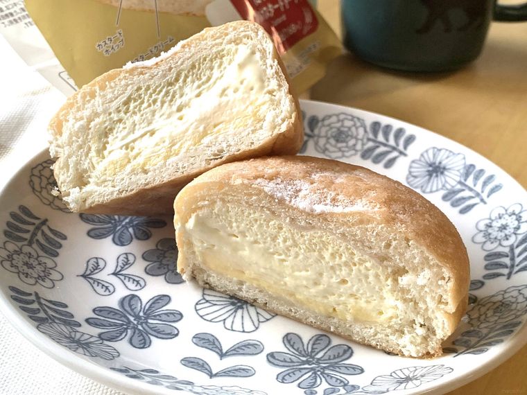 半分に切ったファミリーマートのドーナツたっぷりダブルカスタードドーナツ