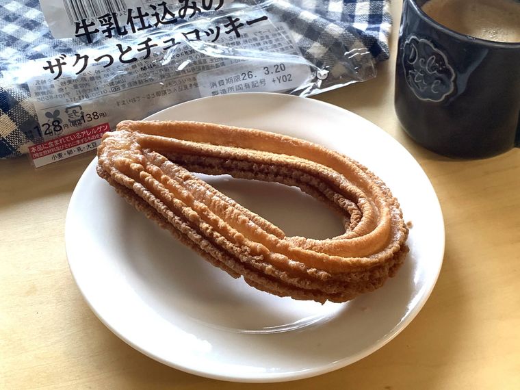 お皿にのせたローソンのドーナツ牛乳仕込みのザクっとチュロッキー