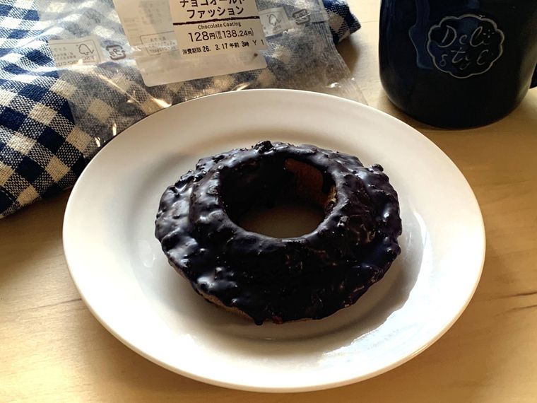 お皿にのせたセブンイレブンのドーナツチョコオールドファッション