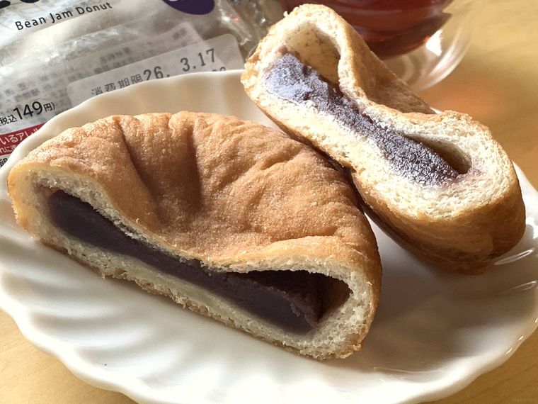 半分に切ったローソンのドーナツもっちドーナツ こしあん