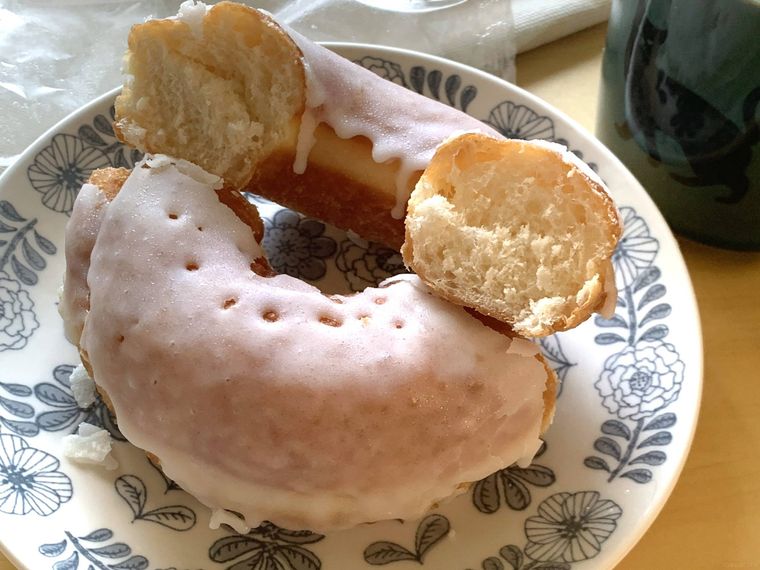 半分に切ったセブンイレブンのドーナツほおばりんぐドーナツ