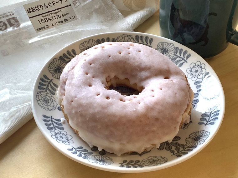お皿にのせたセブンイレブンのドーナツほおばりんぐドーナツ