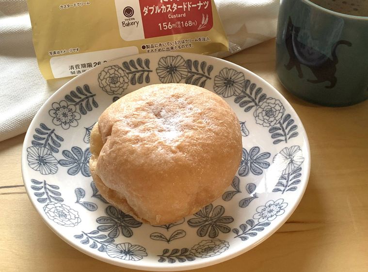お皿にのせたファミリーマートのドーナツたっぷりダブルカスタードドーナツ