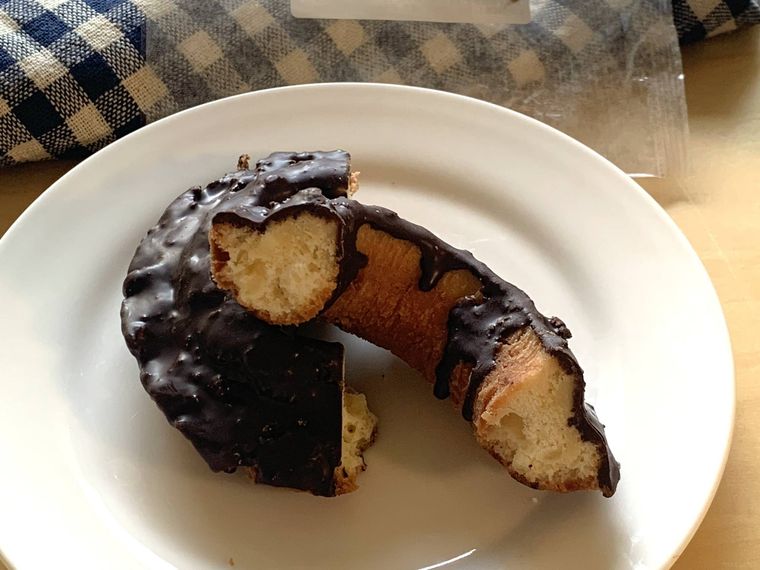 半分に割ったセブンイレブンのドーナツチョコオールドファッション