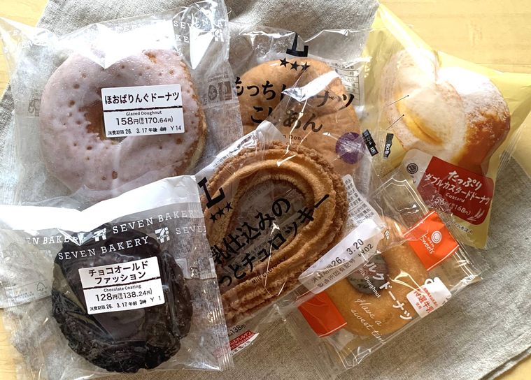 コンビニの人気ドーナツ6種類をテーブルに並べた様子