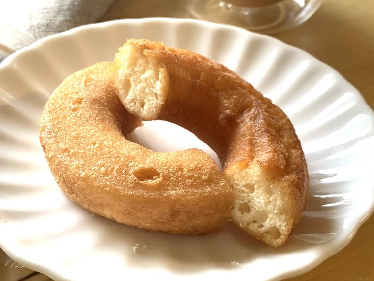 半分に割ったファミリーマートのドーナツ濃厚ミルクドーナツ