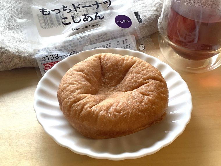 お皿にのせたローソンのドーナツもっちドーナツ こしあん