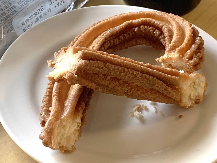 お皿の上で割ったローソンのドーナツ牛乳仕込みのザクっとチュロッキー