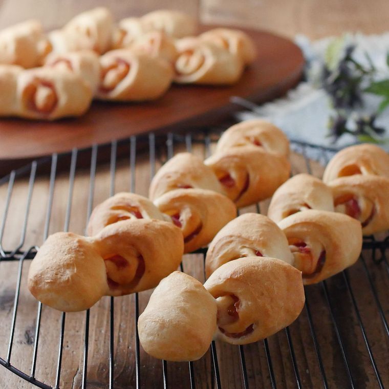 手前に置かれている網の上にベーコンエピが2本並ぶ様子