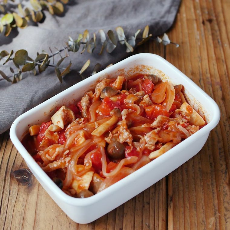 保存容器に入ったしめじエリンギと豚肉のトマト煮