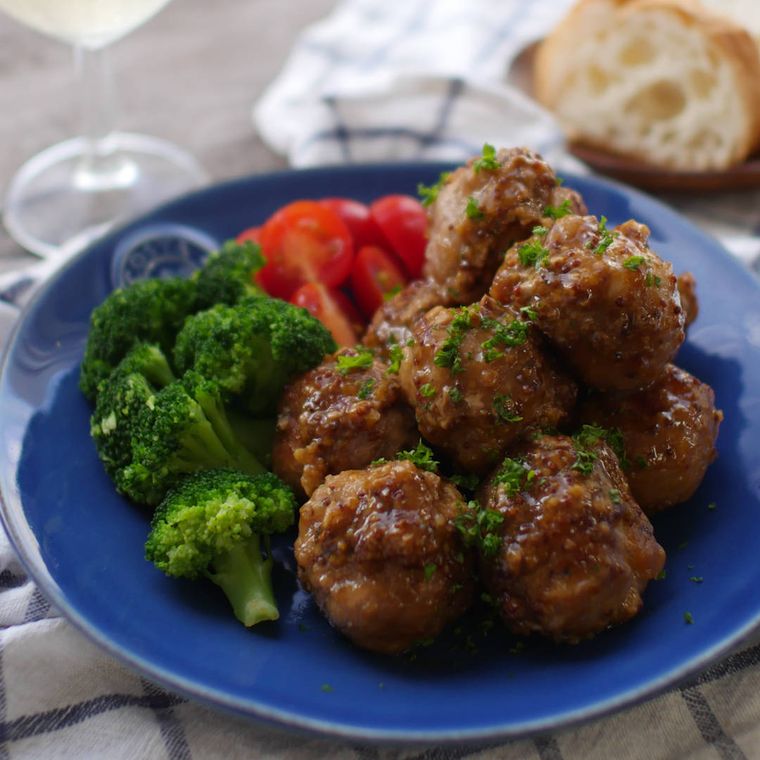 丸皿に盛り付けた豚肉のチーズボール