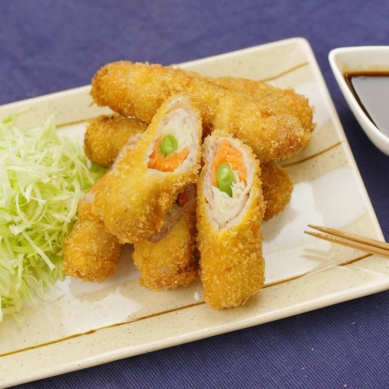 角皿に盛り付けた豚バラ肉のロールカツ