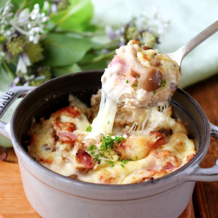 グレーの鍋に入ったオートミールグラタン