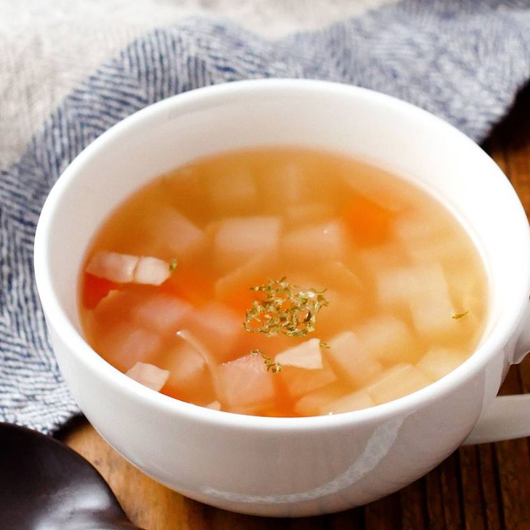 白いマグカップに入った大根のコンソメスープ