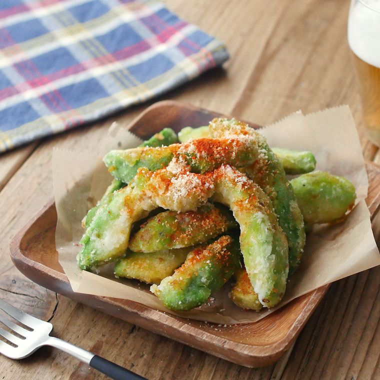 木の皿にのったコンソメフライドアボカド