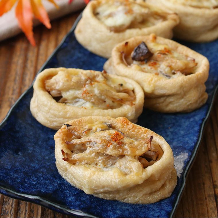 藍色の皿にきのこチーズ巾着が並んで盛り付けられている