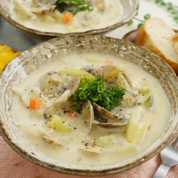 丸型の和食器に味噌クラムチャウダーが盛られている