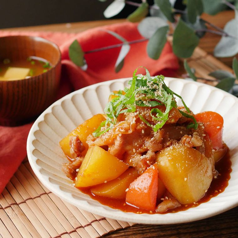 白い丸皿に韓国風肉じゃがが盛られている