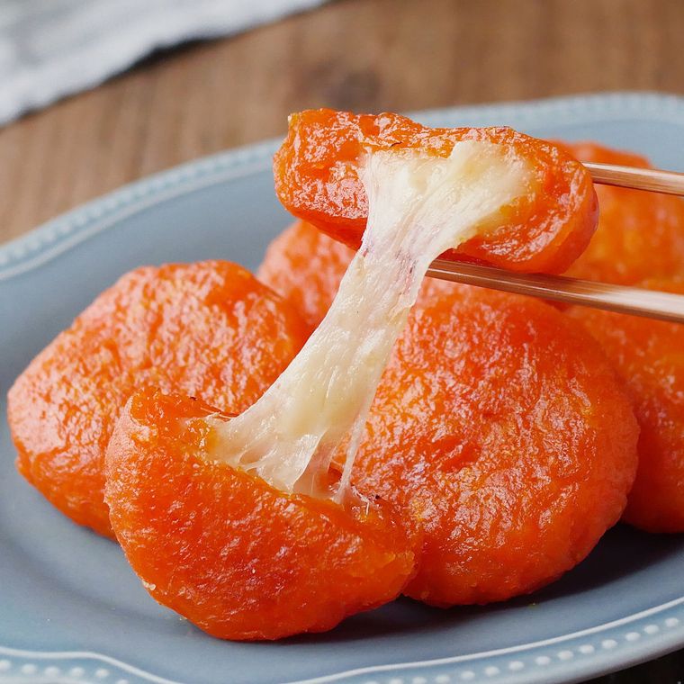 器に盛り付けたモチモチにんじんもち