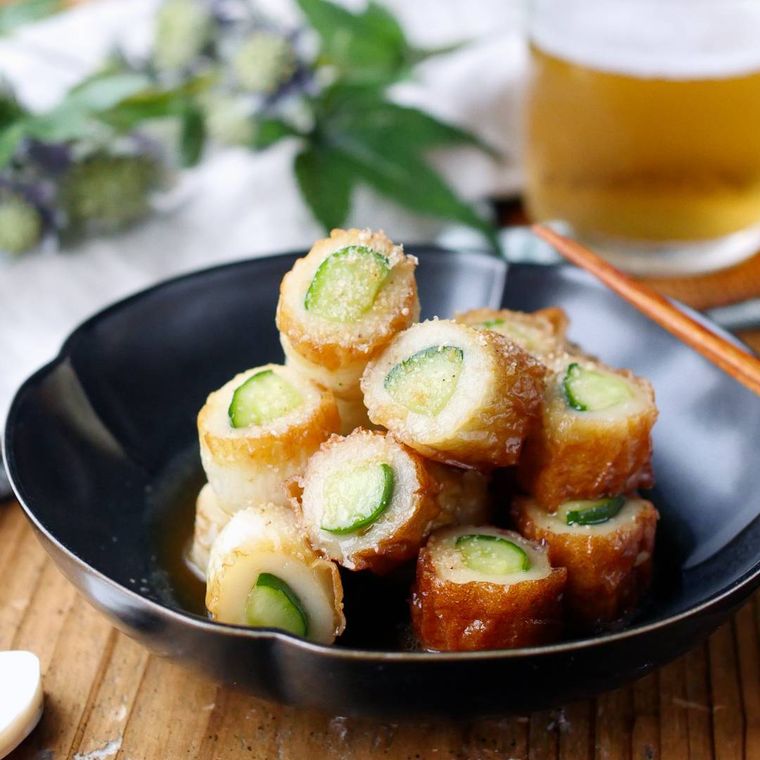 皿に盛られたちくわきゅうりのめんつゆポン酢漬け