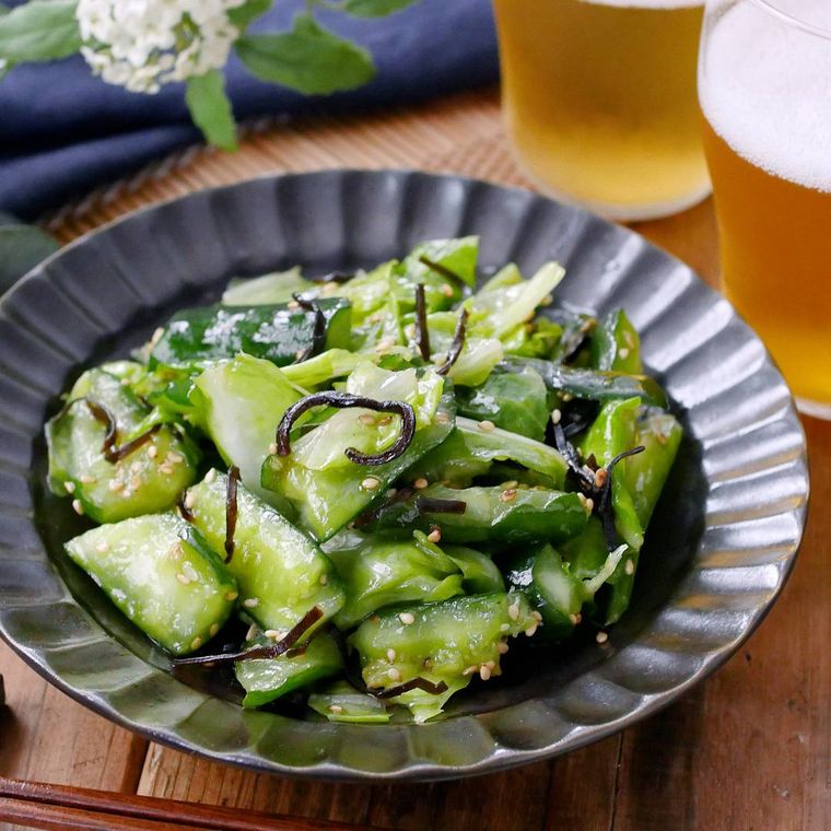 皿に盛られたきゅうりとキャベツの塩こんぶナムル