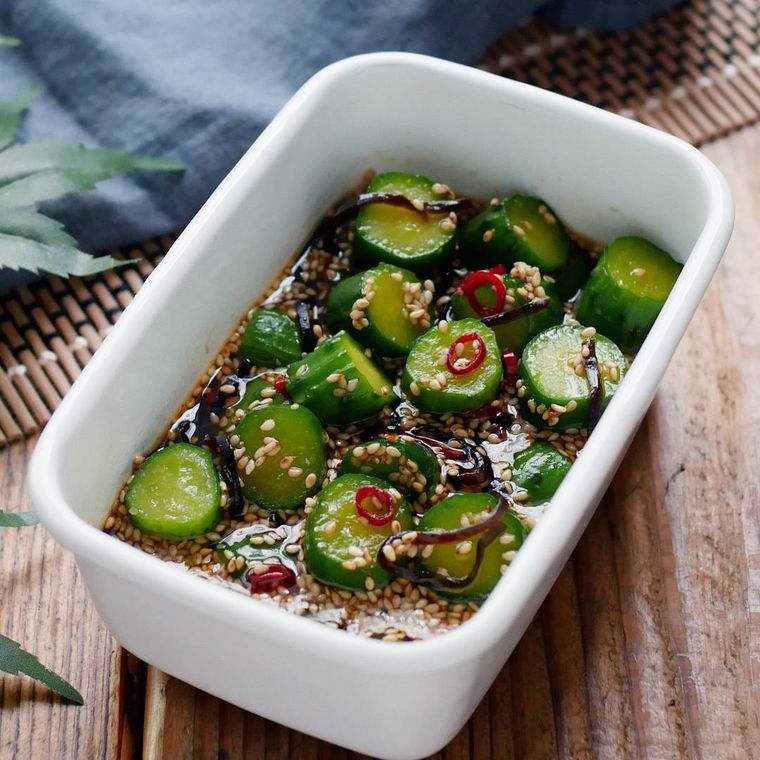 保存容器に入ったきゅうりのピリ辛塩昆布漬け