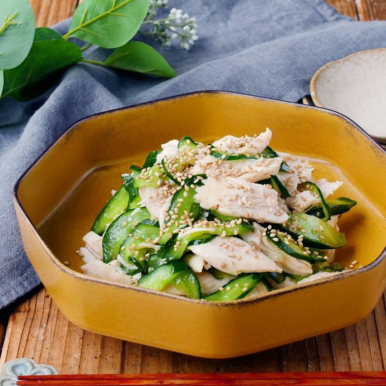 皿に盛られたささみときゅうりのナムル