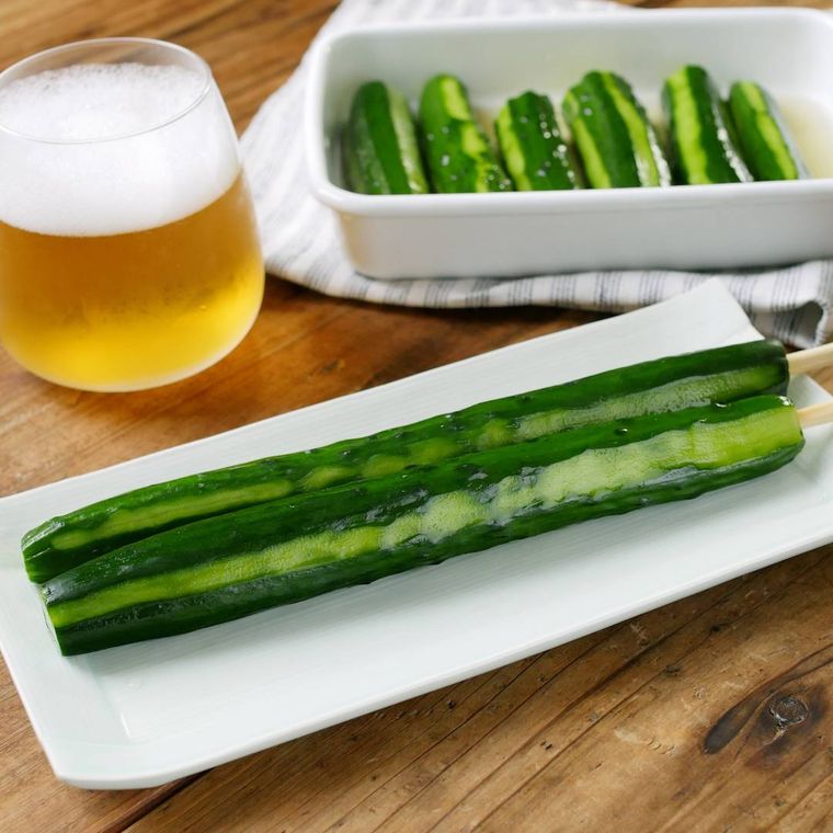 皿に盛られたきゅうりの一本漬け