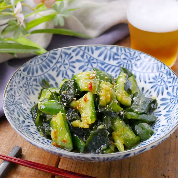 皿に盛られたきゅうりとわかめのピリ辛ナムル