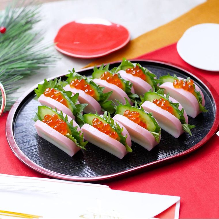 皿に盛られたかまぼこきゅうりサンド