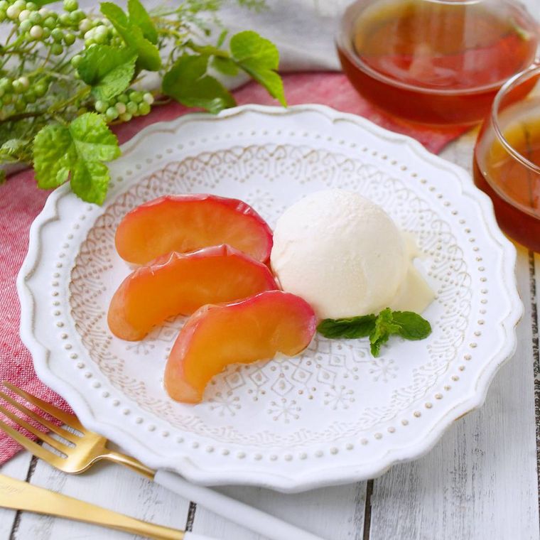 皿に盛られたりんごのコンポートとバニラアイスクリーム