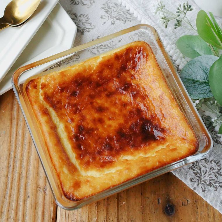 四角い器に入ったスコップチーズケーキ