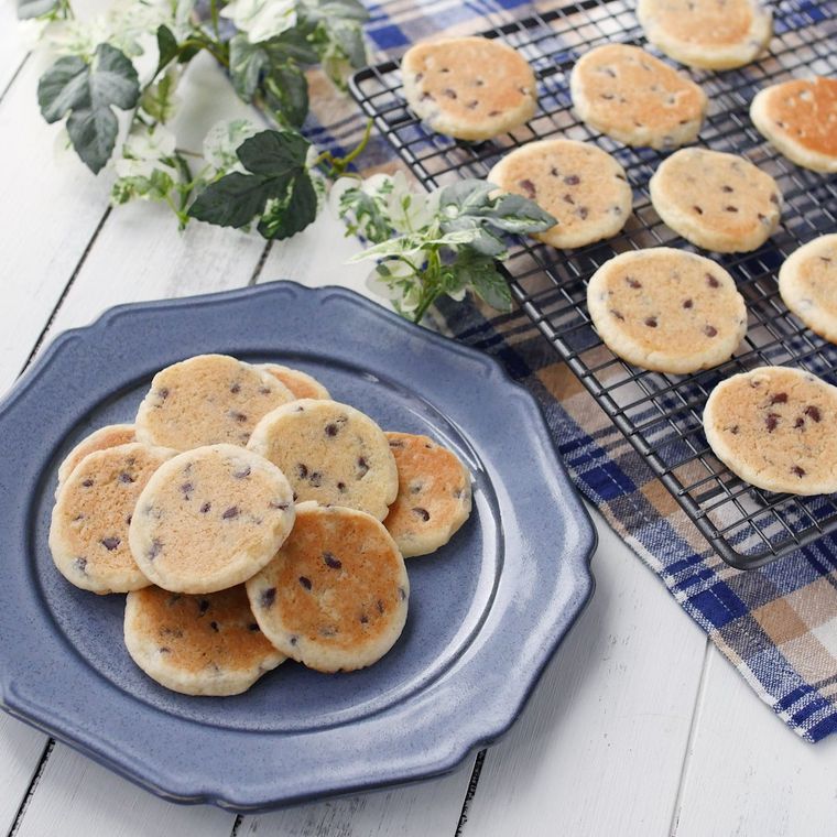 青い皿に盛られたチョコチップソフトクッキー