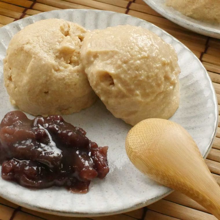 粒あんと一緒に皿に盛られた、はちみつきな粉の豆腐アイス