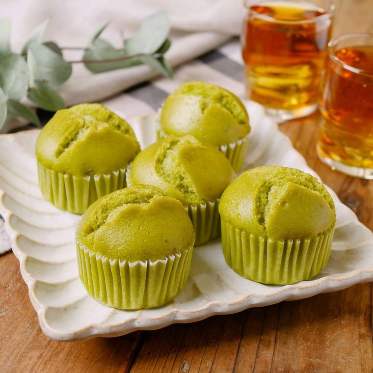 白い皿に並べた抹茶蒸しパン