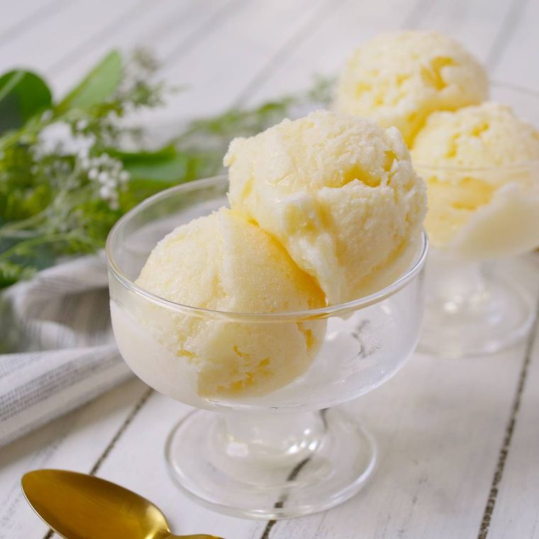 足付きグラスに盛られた牛乳アイス